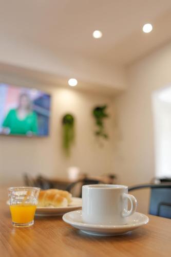 サン・ペドロにあるSan Pedro Hotel & Restóのコーヒーとパンの盛り合わせ