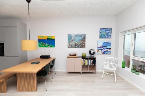 um escritório com uma secretária e uma cadeira em Charming Artistic Retreat - Panoramic View em Tórshavn
