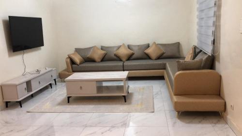 sala de estar con sofá y silla en Nouakchott INN en Nuakchot