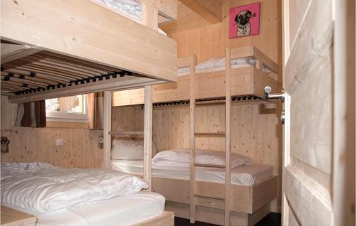 トゥルラッハー・ヘーエにあるNice Home In Turrach With 4 Bedrooms And Internetの二段ベッド2組が備わる客室です。