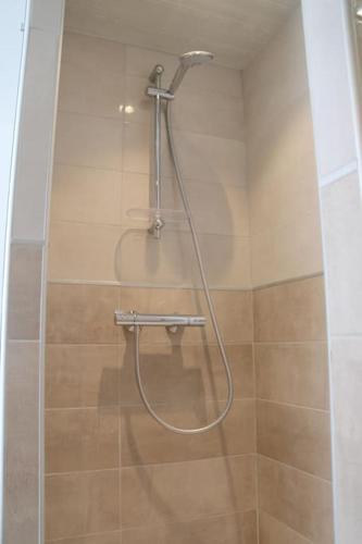 une douche avec un tuyau dans une salle de bain dans l'établissement Studio 518, port Soleil au village naturiste, au Cap d'Agde