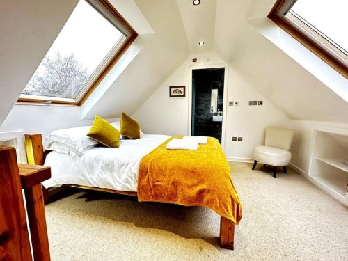ein Schlafzimmer mit einem Bett mit einer gelben Decke in der Unterkunft Dove House Cottages - No 1 in Oxford