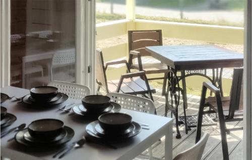 einen Tisch und Stühle mit Hüten darüber in der Unterkunft Awesome Home In Ustronie Morskie With Kitchen in Ustronie Morskie