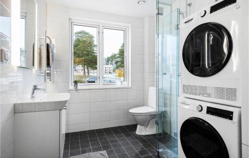 ein Badezimmer mit einem Waschbecken und einer Waschmaschine in der Unterkunft Lovely Apartment In Stjrnhov With House Sea View in Stjärnhov