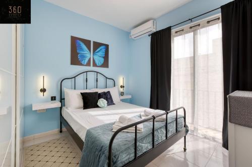 - une chambre dotée d'un lit avec un papillon sur le mur dans l'établissement Fully equipped home, with balcony in St Julians by 360 Estates, à San Ġiljan