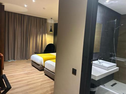 um quarto de hotel com uma cama e um lavatório em Yto boutique Hotel em Casablanca