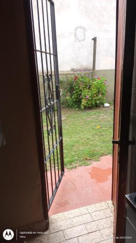 una puerta abierta con vistas a un patio en El depto de mirta 964 Esquiu, en San Bernardo