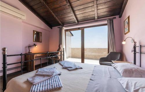 Schlafzimmer mit einem Bett, einem Schreibtisch und einem Fenster in der Unterkunft Villa Baratto in Višnjan