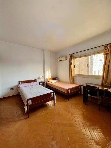Postel nebo postele na pokoji v ubytování Sunny central room besides AUC downtown