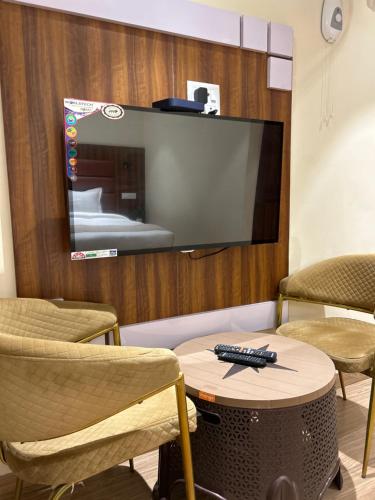 A television and/or entertainment centre at Himalayan view