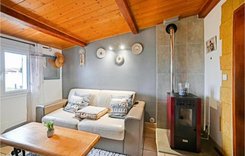 un salon avec un canapé et une table dans l'établissement Lovely Home In Raphèle-Les-Arles, à Raphèle