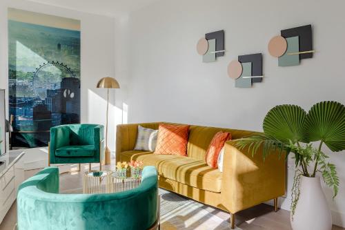 salon z żółtą kanapą i zielonym krzesłem w obiekcie Off THE SHARD XXL DESIGN FAMILY HOUSE with GARDEN OR PENTHOUSE with SKYLINE TERRACE w Londynie