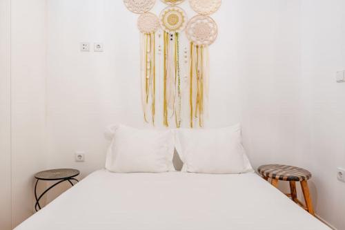 - un lit blanc avec 2 oreillers dans l'établissement Bonfim Cozy Home Studio, à Porto