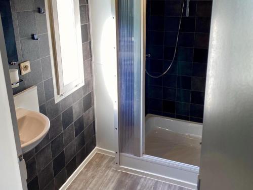 uma casa de banho com um chuveiro e um lavatório. em Holidaychalets Zuidlaren Tynaarlo em Tynaarlo