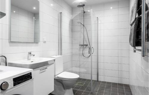 uma casa de banho com um WC, um chuveiro e um lavatório. em Gorgeous Apartment In Stjrnhov With House Sea View em Stjärnhov