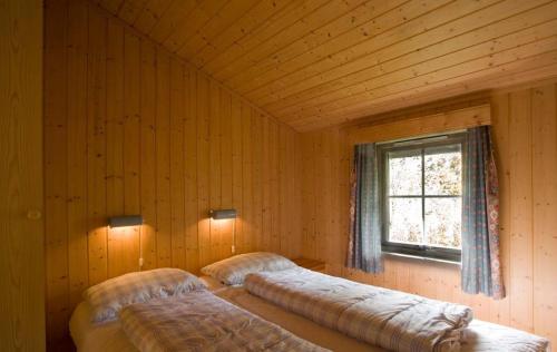 Giường trong phòng chung tại Jølsterlia Hyttetun