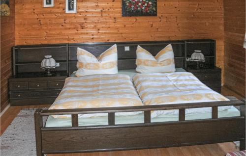 1 dormitorio con 2 camas con almohadas en Lovely Home In Breitenbach With Kitchen en Breitenbach am Inn