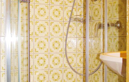 y baño con ducha y lavamanos. en Lovely Home In Breitenbach With Kitchen en Breitenbach am Inn