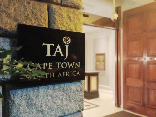 un cartel en una pared al lado de una puerta en Taj 2 bed Suite - deluxe with lounge, kitchen & stunning Table Mtn views near top floor, en Ciudad del Cabo