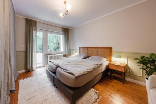 een slaapkamer met een bed en een groot raam bij Devon in Münster