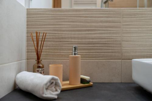 une salle de bain avec un lavabo et des articles de toilette sur un comptoir dans l'établissement Apartament Reglowy Raj - z prywatnym parkingiem by SpaceApart, à Szklarska Poręba