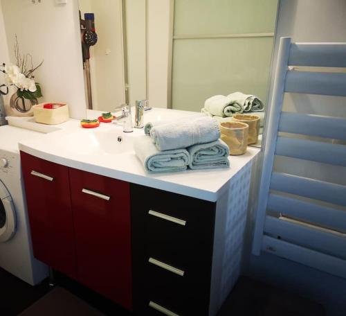 La salle de bains est pourvue d'un lavabo, de serviettes et d'un miroir. dans l'établissement Appart 431, port Soleil au village naturiste, au Cap d'Agde
