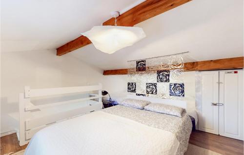 um quarto com uma cama branca e um tecto branco em 1 Bedroom Beautiful Home In Dolus-dolron em Dolus