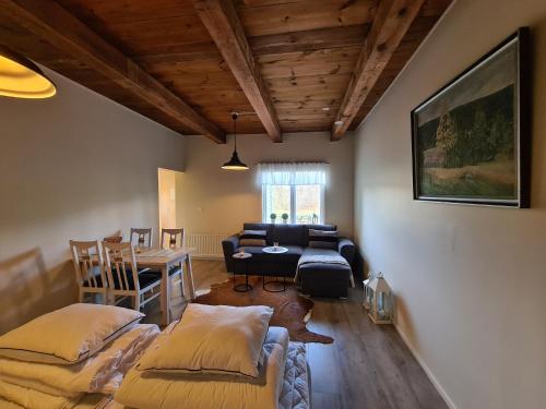 uma sala de estar com um sofá e uma mesa em Hovdala Holiday em Hässleholm