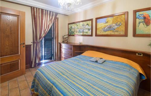 una camera da letto con un gatto steso sopra di Amazing Apartment In Palestrina With Kitchen a Palestrina