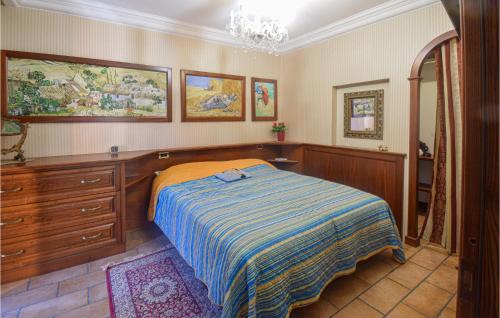 a bedroom with a bed and a dresser at Stunning Apartment In Palestrina in Palestrina