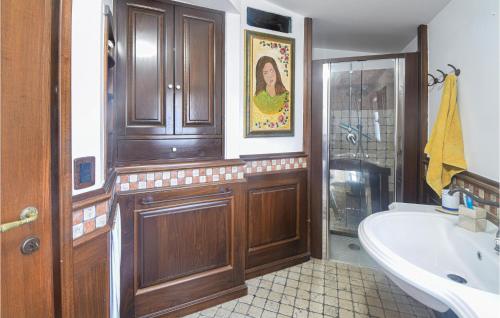 e bagno con vasca, lavandino e vasca. di Amazing Apartment In Palestrina With Kitchen a Palestrina