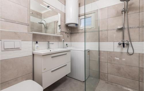 uma casa de banho com um chuveiro, um WC e um lavatório. em Amazing Home In Rijeka With Wi-fi em Rijeka