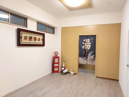 a room with a wall with paintings and a fire hydrant at 山水妍溫泉會館-台東館 in Taimali