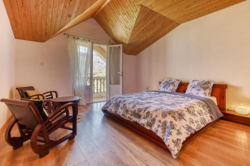 - une chambre avec un lit et un plafond en bois dans l'établissement le paradis d'Elise, à Cilaos