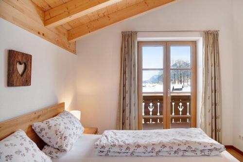 a bedroom with a bed and a window at Ferienwohnung Gletschernelke in Grainau