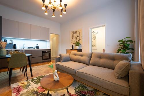 uma sala de estar com um sofá e uma cozinha em Brand new 2-room central apartment em Viena