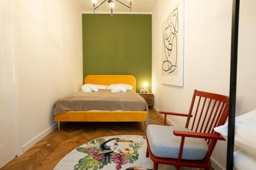 um pequeno quarto com uma cama e uma cadeira em Brand new 2-room central apartment em Viena
