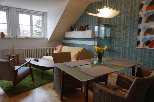 uma sala de estar com uma mesa e um sofá em Ferienwohnung Engelsherberge em Erfurt