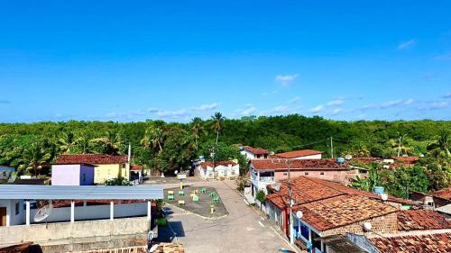 聖何塞皇冠大的住宿－Pousada Abreu do Una，享有拥有建筑和树木的城镇的上方景色