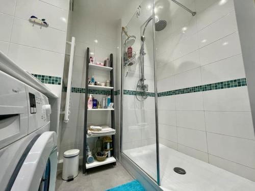 een badkamer met een douche en een glazen achterdeur bij PGH N25 - Vue Mer, Première Ligne & Parking Privé in La Grande-Motte