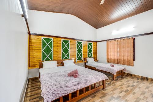 Una cama o camas en una habitación de Hatti Eden Coorg