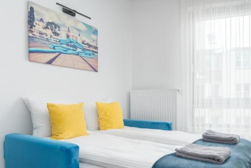 una camera con un letto e due sedie blu di Apartament Figo a Stettino