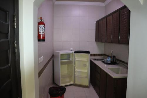 Η κουζίνα ή μικρή κουζίνα στο ManaziI Yanbu For Serviced Apartment