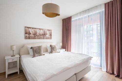 Кровать или кровати в номере Jay Apartments