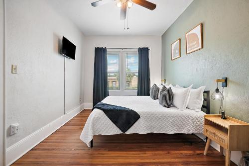 EustisにあるDowntown Digs~King Bed~UPSTAIRS Apartment~Downtown Eustisのベッドルーム(大型ベッド1台、窓付)