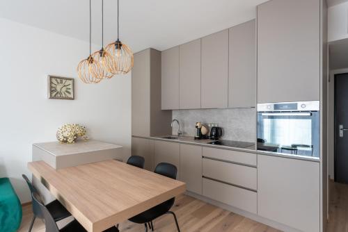 Кухня или мини-кухня в Jay Apartments
