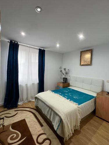 En eller flere senge i et værelse på Casa Popescu