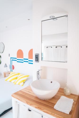 une salle de bain avec un lavabo et un miroir dans l'établissement Duplex au cœur du vieux Nice, à Nice