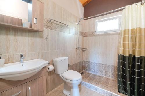 Ένα μπάνιο στο Mulberry Apartment