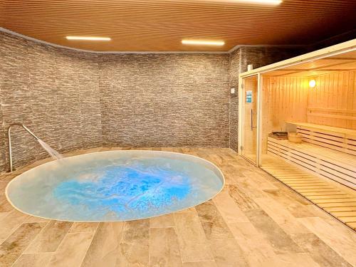 Cette chambre comprend une salle de bains pourvue d'une grande baignoire. dans l'établissement Global Properties, Apartamento con vistas al mar en Canet, à Canet d'En Berenguer